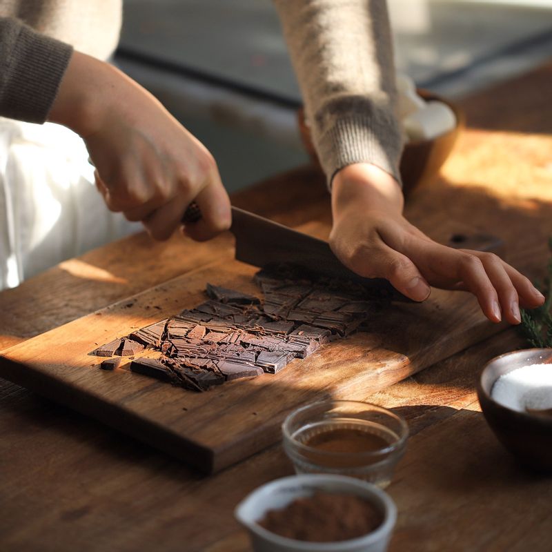 다크초콜릿은 적당한 크기로 썰어주세요.