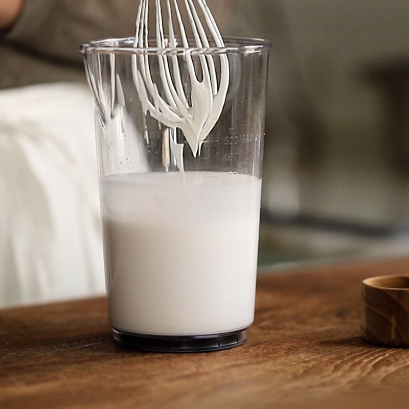 볼에 크림 재료를 넣고 휘핑기로 저어 크림을 만들어주세요.