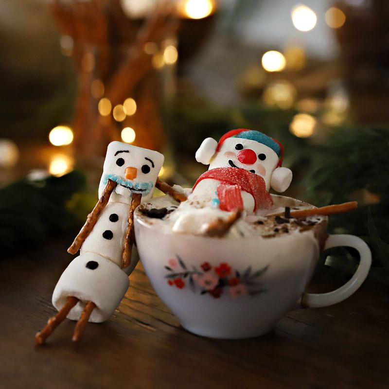 완성 컵에 핫초코를 담은 후 크림을 얹어주세요. 시나몬 파우더와 다진 초코를 뿌린 후 마쉬멜로우 눈사람을 핫초코 위에 올려 완성해주세요.