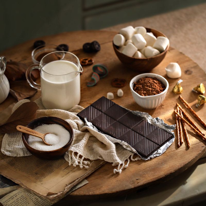 핫초코와 마시멜로 눈사람을 위한 재료 이미지로 다크초콜릿,코코아파우더,설탕,생크림,우유 등으로 구성 되어있습니다.