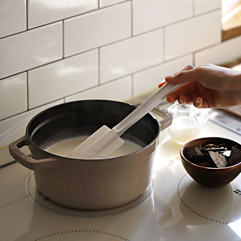 냄비에 우유를 넣어 중불에서 끓기 직전까지 데워주세요.