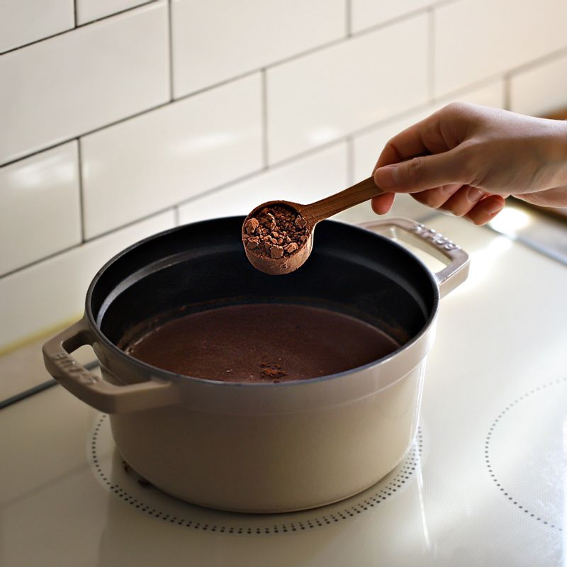 데운 우유에 다크초콜릿과 설탕, 생크림,코코아파우더를 넣어 가장자리가 보글보글 끓을 때 까지 데워 핫초코를 준비해주세요.