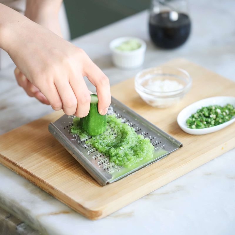 청양고추를 잘게 다지고, 간장 드레싱에 들어갈 오이와 무는 강판에 갈아주세요.