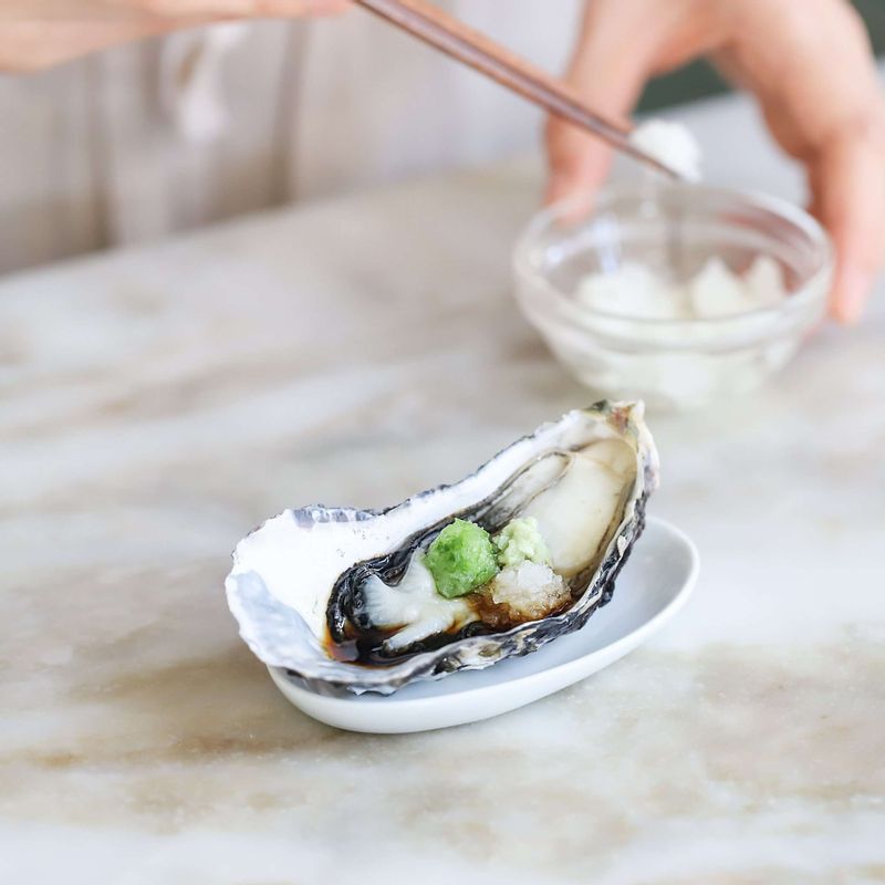 간장드레싱은 석화에 약간의 간장을 넣고, 오이와 무, 생와사비를 올린 후 라임즙을 뿌려 준비해주세요.