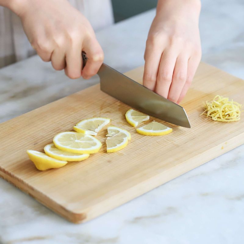 레몬은 슬라이스 한 후 4등분으로 잘라주세요.