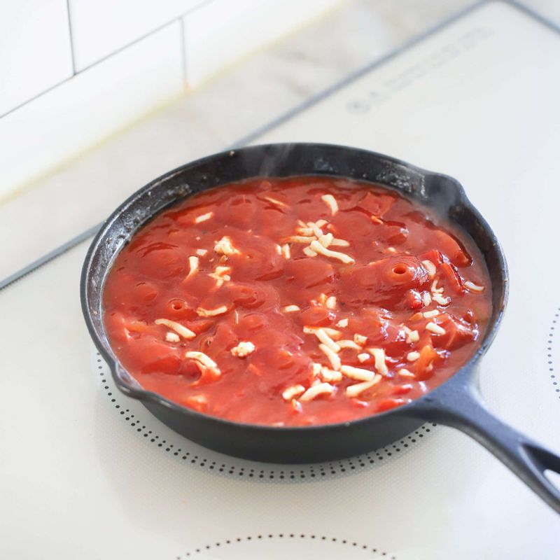 모차렐라 치즈를 뿌린 후, 소스에 작은 틈을 내어 달걀을 깨서 넣어주세요. 약불에서 10분 정도 달걀이 반숙상태가 되도록 익혀주세요.
(달걀을 완숙으로 드시고 싶으신 분은 뚜껑을 덮어 익혀주세요.)