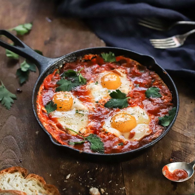 마지막에 파슬리를 뿌려 즐겨주세요. 바게트를 곁들여 함께 드셔도 좋아요.