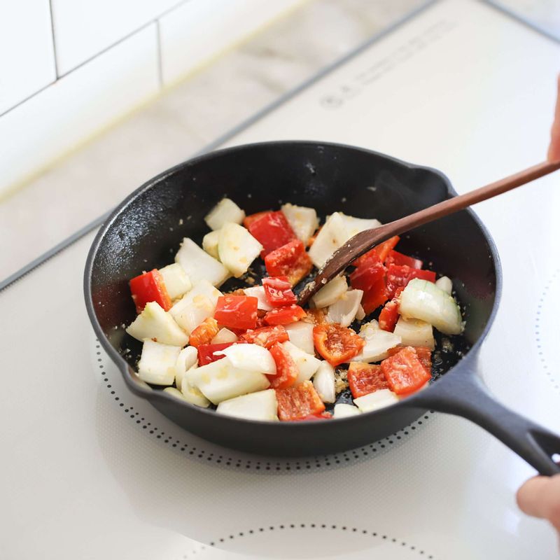 달군 팬에 오일을 두르고 다진마늘을 볶다가 양파, 파프리카, 소시지, 베이컨을 넣어 볶아주세요.