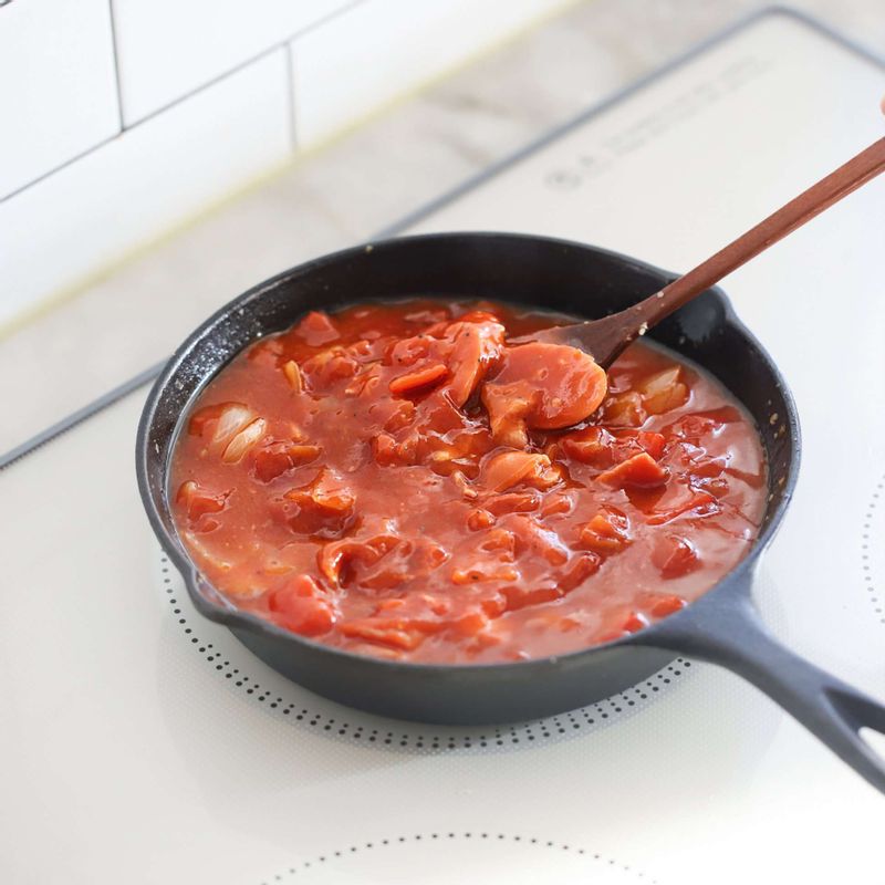 토마토소스 재료를 넣고 3~4분 끓여주세요. 소금, 후춧가루를 넣어 간을 맞춰주세요.