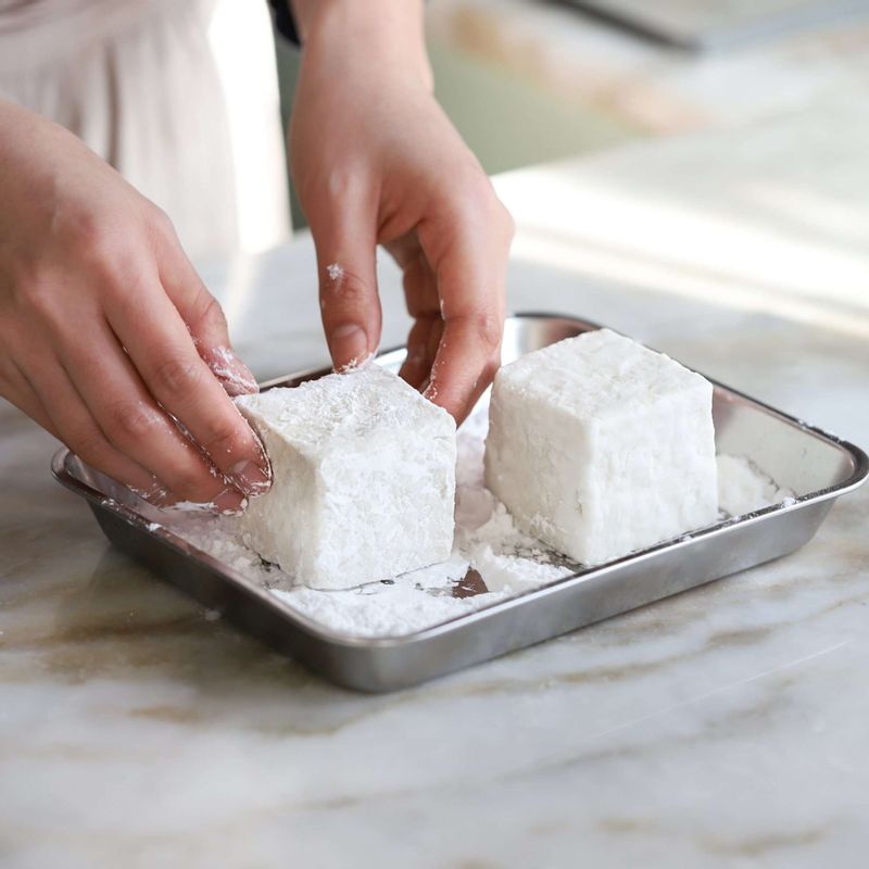 두부는 전분가루를 고르게 묻힌 후 170도 기름에서 바삭하게 튀겨주세요.