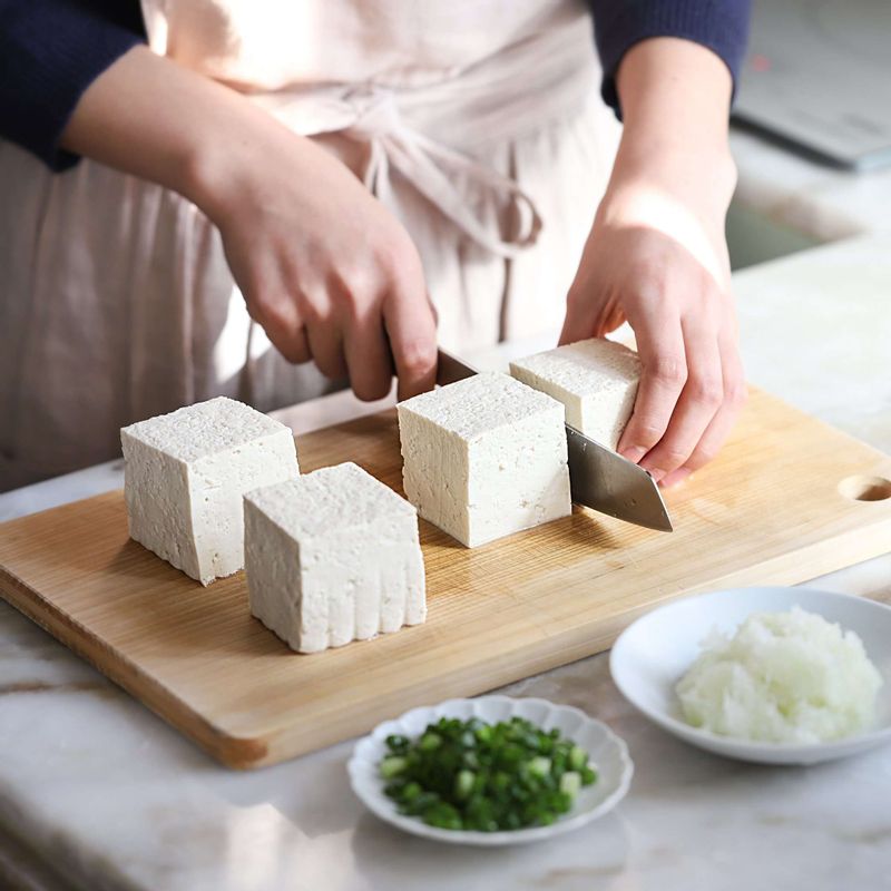 두부는 4등분으로 잘라 키친타월에 올려 물기를 제거해주세요. 실파는 송송썰고 무는 강판에 간 후 물기를 살짝 짜주세요.