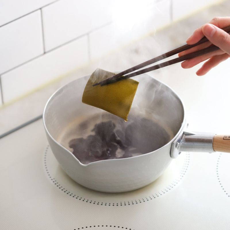 냄비에 소스재료를 넣고 끓이다가, 끓어오르면 다시마를 건져내고 1분 정도 더 끓여 소스를 만들어주세요.