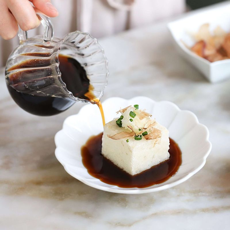 그릇에 튀긴두부를 담고 갈은 무와 가쓰오부시, 송송 썬 실파를 올린 후 소스를 부어주세요.