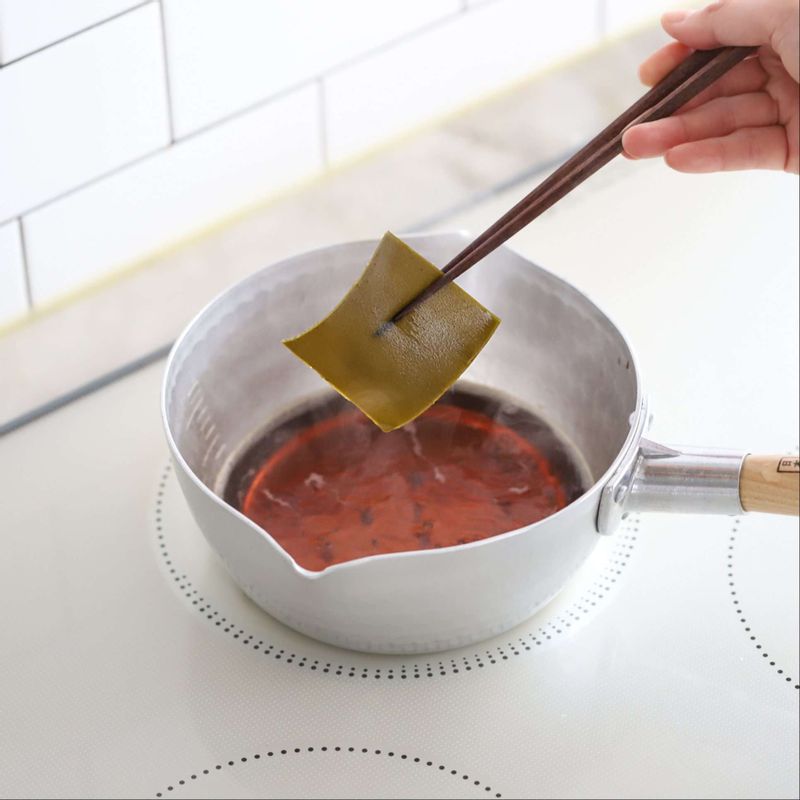 냄비에 튀김소스를 따뜻하게 끓인 후 다시마를 건져내주세요.