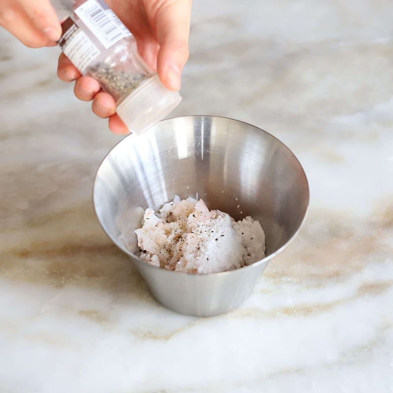 새우살은 물기를 제거하고 잘게 다져 전분가루 1/2큰술과 소금 한꼬집, 후춧가루를 뿌려 밑간해주세요.