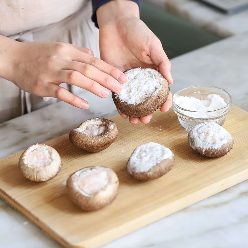 표고버섯 안에 다진 새우소를 채워 넣고, 윗면에 다시 전분가루를 묻혀주세요.
