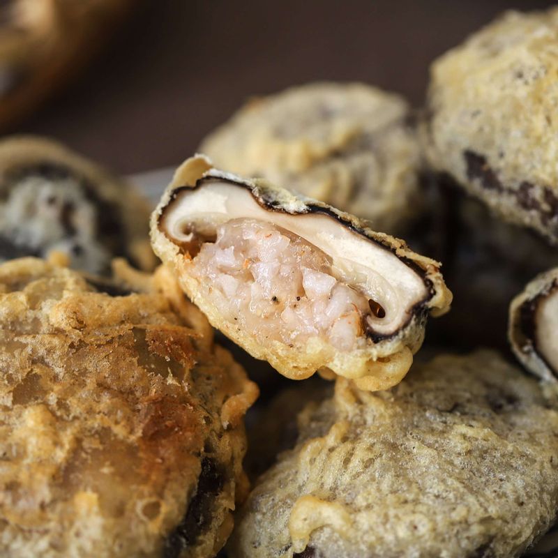 표고버섯 새우튀김에 따뜻하게 데운 소스를 곁들여주세요.