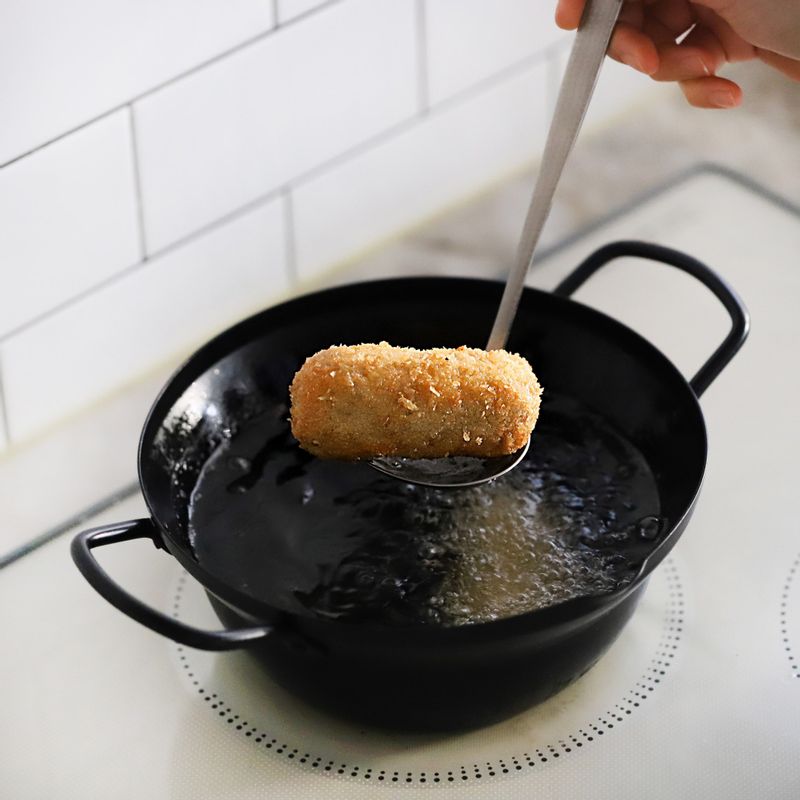 160도의 기름에 돈가스를 넣고 노릇하게 튀겨주세요.