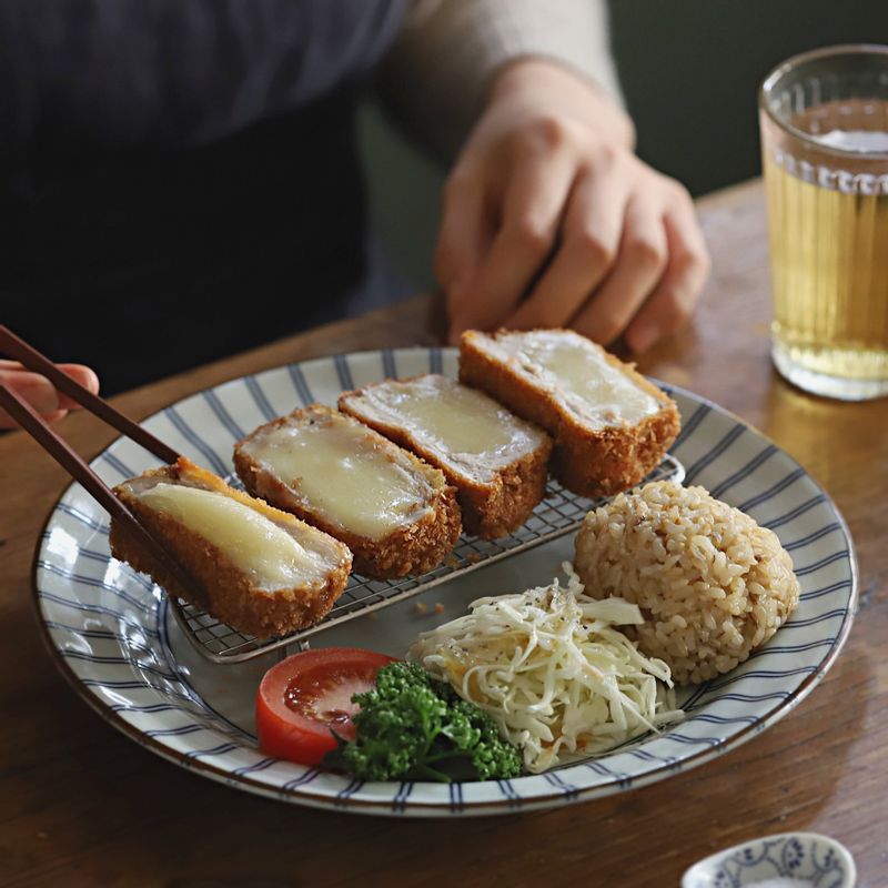 돈가스를 세로로 이등분 하여 그릇에 담고, 돈가스소스에 약간의 연겨자와 갈아놓은 깨를 얹어 곁들여 주세요.