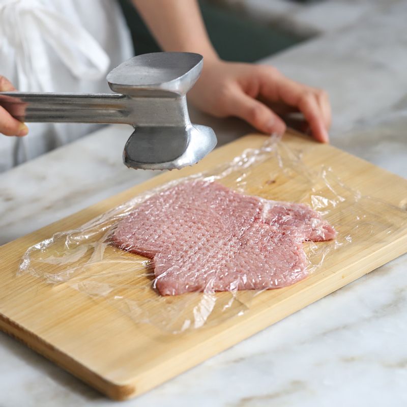 돼지고기는 납작하게 두드린 후 맛술과 약간의 소금, 후추를 뿌려 10분 정도 밑간 해주세요.
(tip. 랩을 씌워 두드리면 돼지고기가 찢어지는 것을 방지할 수 있어요.)