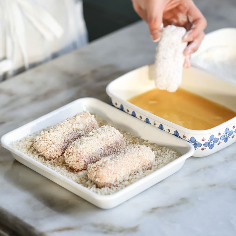 돈가스의 랩을 벗겨 밀가루-달걀물-빵가루를 순서대로 묻힌 후 모양을 잡아주세요.
