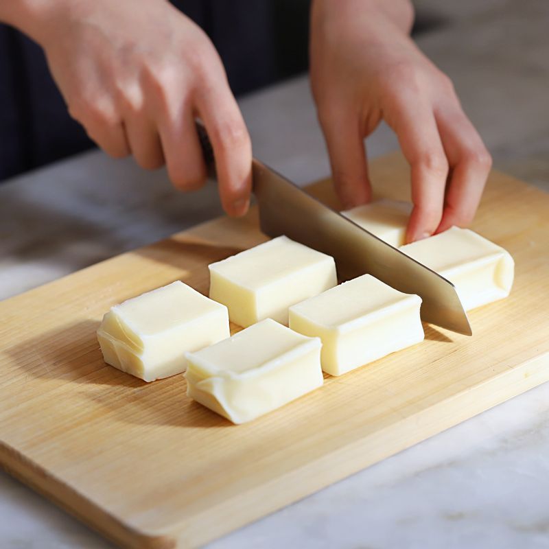 모차렐라 치즈블럭은 5센치 길이로 도톰하게 잘라주세요.