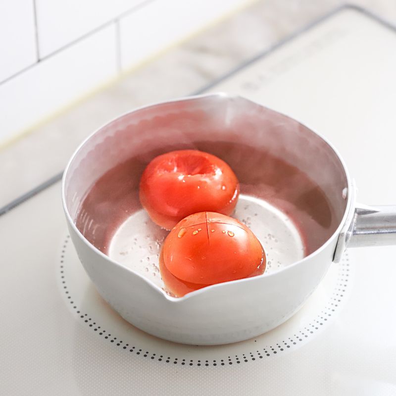 끓는물에 십자로 칼집을 낸 토마토를 넣어 껍질을 제거하고 웨지로 4등분 해주세요. 냄비에 올리브유를 두르고 토마토소스재료를 넣고 볶아주세요. 물 2컵을 넣고 토마토를 으깨면서 끓여주세요. (토마토 시판 소스로 대체하셔도 좋아요)