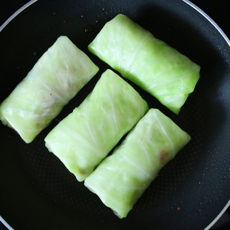 말아 놓은 양배추롤을 달군 팬에 오일을 살짝 두른 후 말아진 이음새부분부터 살짝 익혀 양배추롤이 풀리지 않도록 해주세요.