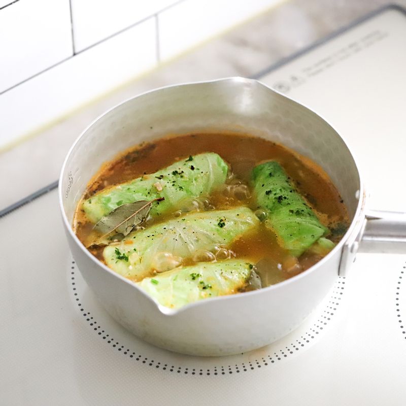 냄비에 토마토소스를 끓이다가 말아놓은 양배추와 월계수잎,다진 파슬리를 넣고 20~25분 정도 중불에서 끓여주세요.