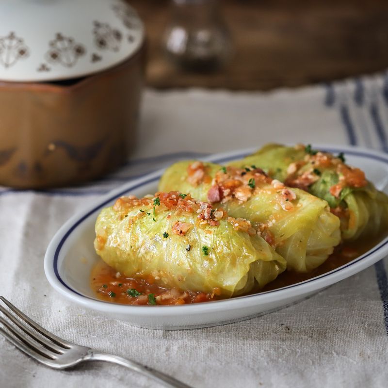 완성된 양배추롤을 그릇에 담아 맛있게 즐겨주세요.