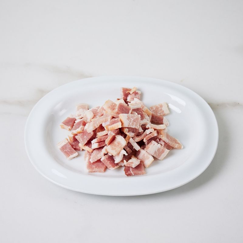 3. 양파와 샐러리,마늘, 베이컨은 다진 후 달군 팬에 넣고 소금,후추를 넣어 볶아주세요.
(tip. 재료는 블렌더 또는 푸드 프로세서를 이용해 다져도 좋아요)