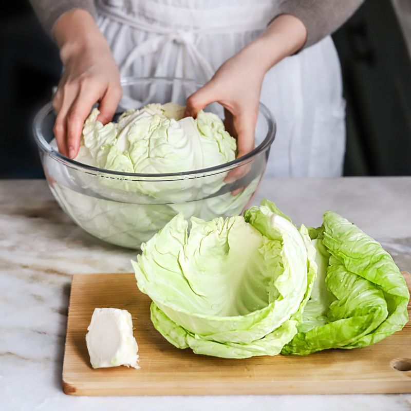 양배추는 가운데 심지를 자르고, 물 안에 담궈 잎이 찢어지지 않도록 떼어주세요.