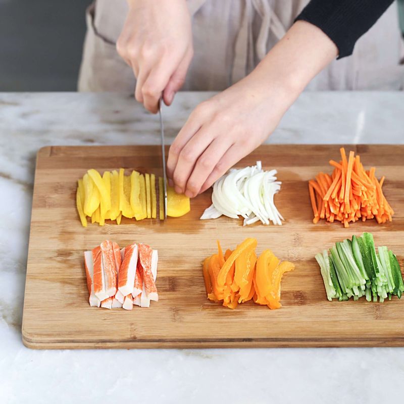 오이와 당근은 6cm길이로 자른 후 얇게 채를 썰고, 양파와 파프리카도 얇게 채썰어주세요. 크래미는 길이대로 3등분 해주세요.
Tip! 채썬 양파는 찬물에 담가 두면 매운맛을 없앨 수 있어요.
취향에 따라 크래미 대신 닭가슴살이나 훈제오리를 넣어 드셔도 좋아요.