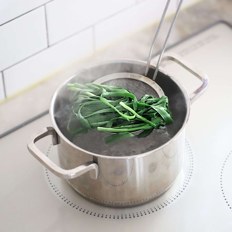 끓는 물에 소금을 넣고 부추를 데친 후, 찬물에 헹궈 물기를 제거해주세요.
(데친 부추는 무쌈말이를 묶는 끈으로 사용할 거예요)