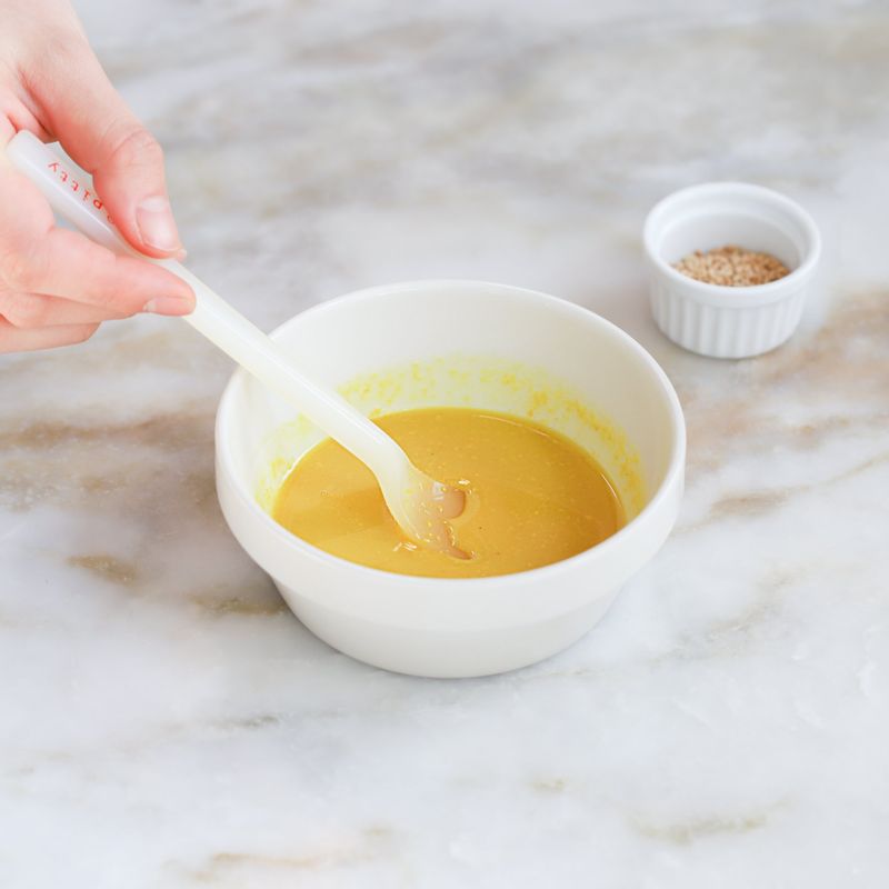 볼에 소스재료를 넣어 섞어주세요.