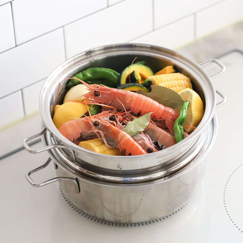 찜기에 물을 올린 후 흐르는 찬물에 씻은 딱새우와 손질한 감자, 옥수수, 꽈리고추, 레몬, 월계수잎을 넣어 뚜껑을 덮고 20분간 푹 쪄주세요.
(tip. 꽈리고추는 5분 정도만 찐 후 건져내면 색감을 예쁘게 플레이팅 할 수 있어요)