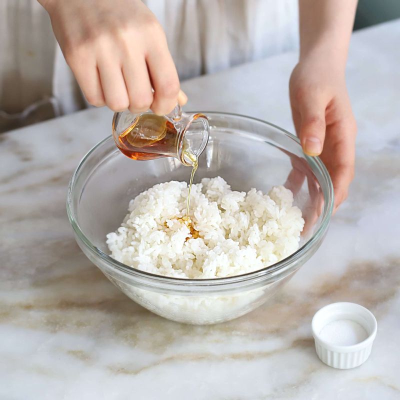 볼에 밥과 밥양념 재료를 넣어 골고루 섞어주세요.