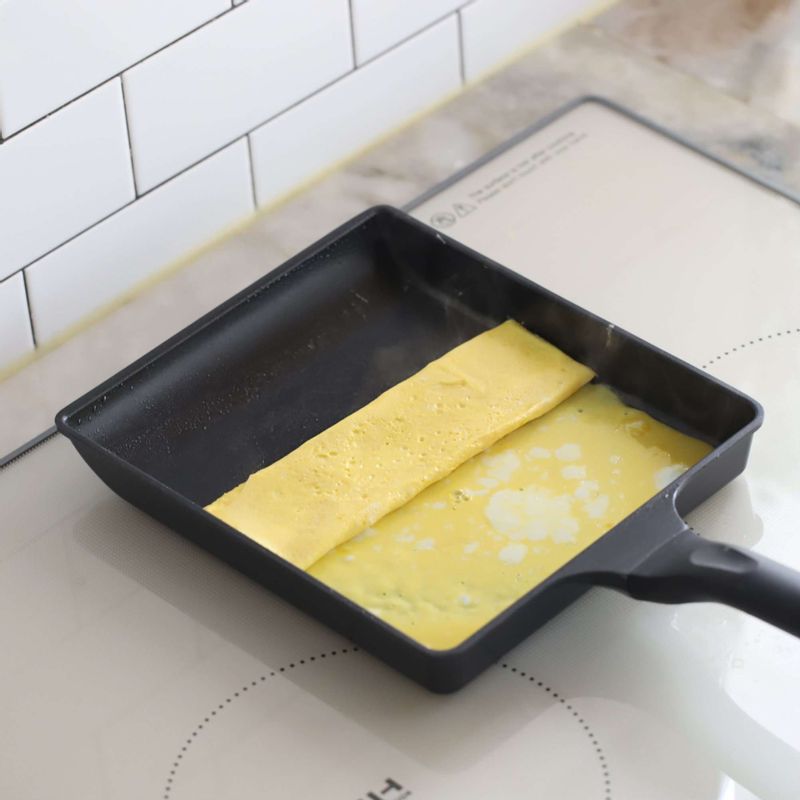 달걀은 소금을 약간 넣고 달걀말이처럼 두툼하게 부쳐낸 후 1cm두께로 썰어주세요.