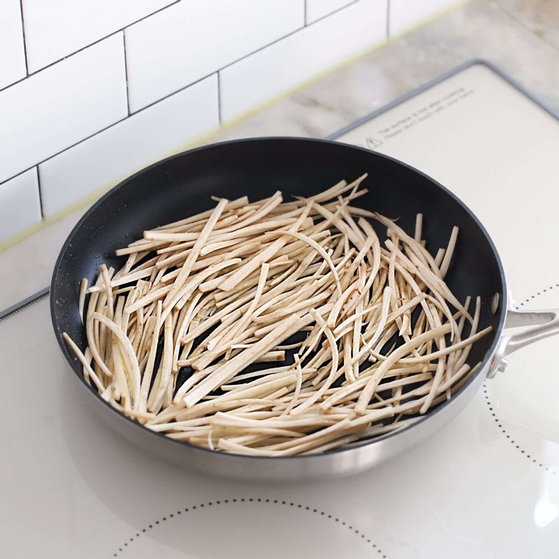 달군 팬에 기름을 약간 두른 후 우엉의 숨이 죽을 때까지 볶다가, 우엉조림 재료를 넣어 물기가 없을 때까지 졸여주세요.