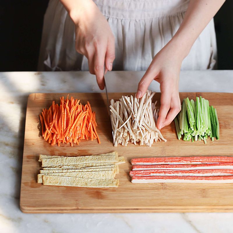 깨끗이 씻은 우엉과 당근은 껍질을 얇게 벗겨낸 후 가늘게 채썰고, 오이와 어묵도 채썰어주세요. 맛살은 길게 반으로 잘라주세요.
(tip. 우엉을 식촛물에 1~2시간 담궈 두면 우엉의 아린맛을 제거할 수 있어요)