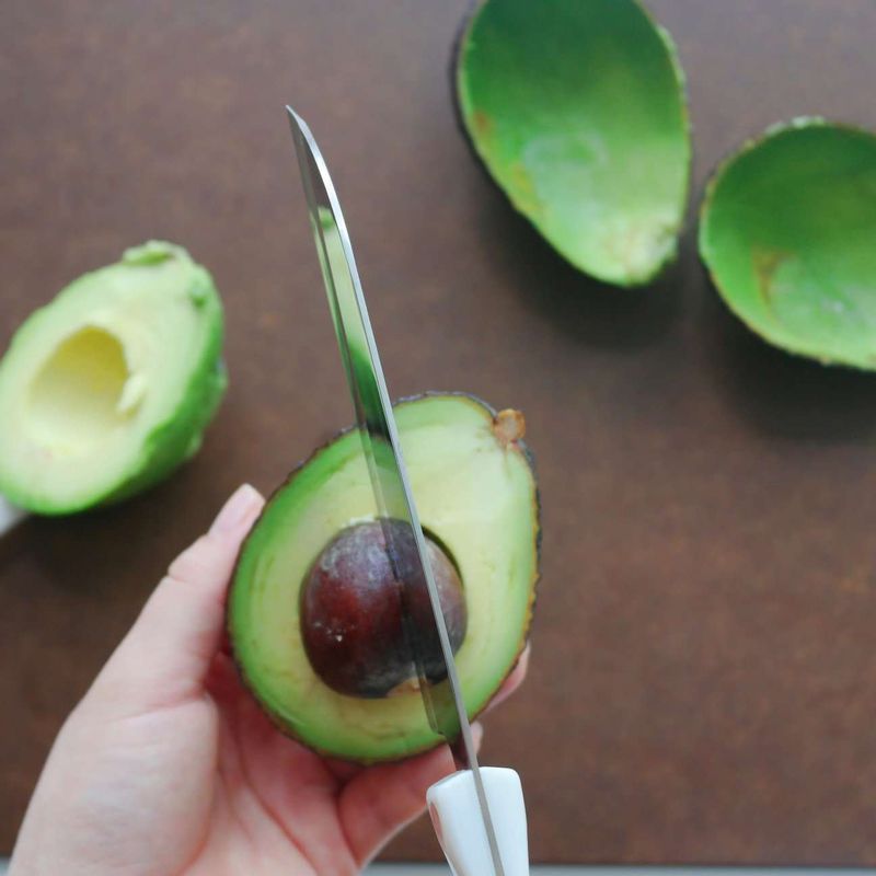 아보카도는 칼집을 넣어준 후 반을 갈라서 씨를 빼고 속을 스푼으로 파내어주세요.