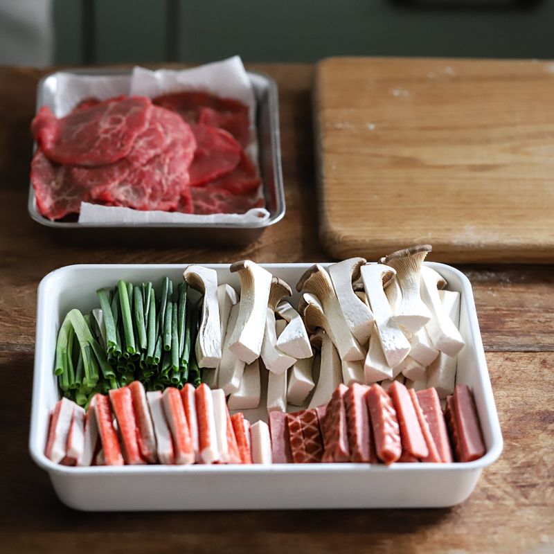 1. 게맛살은 길게 가른 후 3등분 하고, 햄과 쪽파도 게맛살과 같은 길이로 썰어주세요. 새송이버섯은 밑동을 자른 후 삼등분하고, 게맛살 두께로 잘라주세요.
2. 나무꼬치에 게맛살-쪽파-새송이버섯-햄-쪽파-게맛살 순으로 꽂아주세요.
3. 볼에 달걀과 약간의 소금을 섞어 달걀물을 만들어주세요. 꼬치에 부침가루를 앞 뒤로 묻힌 후 털어내고, 달걀물을 묻혀주세요.
(tip. 꼬치전에 부침가루를 한 쪽면에만 묻히고 달걀물을 골고루 묻혀 전을 부치면, 꼬치의 색감이 예쁘게 나와요)
4. 달군팬에 기름을 두르고, 사색꼬치전을 중약불에서 앞뒤로 부쳐주세요.
(tip. 꼬치전을 만든 후 이쑤시개의 끝을 잘라주면 가지런하고 예쁘게 담을 수 있답니다)