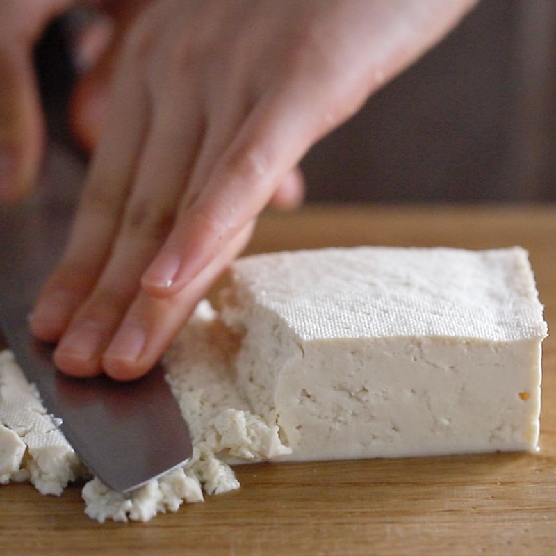 1. 양파와 당근은 곱게 다지고, 두부는 칼등으로 으깬 후 면보에 감싸 물기를 짜주세요. 고명으로 사용할 홍고추는 얇게 송송 썰어주세요.
2. 볼에 갈은 돼지고기와 나머지 손질한 속재료를 넣어 한 덩어리가 되도록 반죽을 만들어주세요.
3. 고기반죽을 적당한 크기로 떼어 동그랗게 빚은 후 1cm두께로 납작하게 만들어주세요.
4. 볼에 달걀과 약간의 소금을 섞어 달걀물을 만들어주세요. 동그랑땡에 부침가루-달걀물을 묻혀 고명으로 썰어둔 홍고추를 올린 후 중약불에서 앞뒤로 부쳐주세요.
(tip. 전의 밑면을 충분히 익히고 한 번만 뒤집어 주어야 기름도 많이 흡수하지 않으면서, 전의 색감도 예쁘게 나오게 된답니다. 또 고명을 올릴 때, 동그랑땡 가운데 부분에 달걀물을 살짝 묻힌 후 고명을 올려주면 떨어지지 않아서 좋아요)