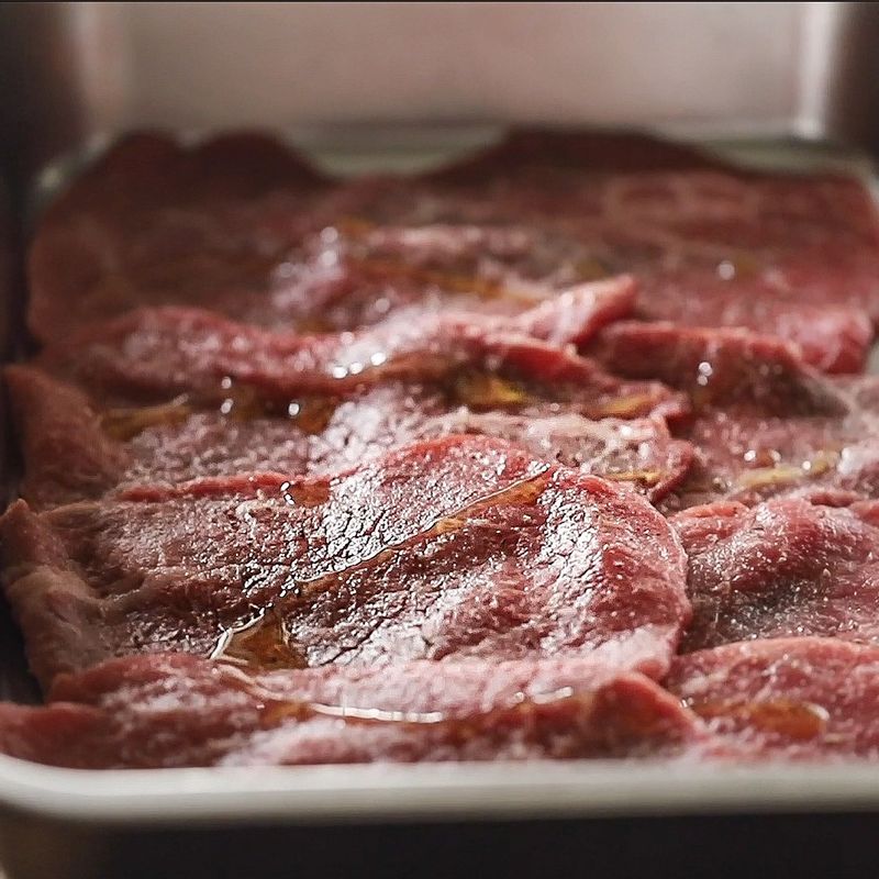 1. 쇠고기는 키친타올에 올려 핏물을 뺀 후 약간의 소금, 후추를 뿌리고 참기름을 발라 밑간 해주세요.
2. 영양부추를 나눠 전에 올릴 고명용은 1cm 길이로 썰고, 곁들일 샐러드용은 5cm 길이로 썰어주세요. 양파는 얇게 채를 썰어주세요.
3. 밑간한 쇠고기에 부침가루를 묻혀 탁탁 털어낸 후, 풀어 놓은 달걀물을 입혀주세요.
4. 달군 팬에 약간의 기름을 두르고, 쇠고기를 올려 달걀이 익을 정도로만 살짝 익힌 후 뒤집어주세요. 영양부추 고명을 올려 다시 한 번 살짝 뒤집어 익힌 후 꺼내주세요.
5. 샐러드용으로 준비한 영양부추와 양파는 먹기직전에 와사비간장 드레싱을 부어 육전과 곁들여주세요.
(tip. 와사비간장 드레싱은 간장 2큰술, 식초 2큰술, 올리고당 1큰술, 설탕 1/2큰술, 와사비 1/4작은술을 잘 섞어 만드시면 돼요)