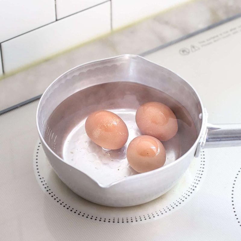 냄비에 물과 소금을 약간 넣어 물이 끓기 시작하면 달걀을 넣고12분 정도 완숙으로 삶아주세요.
(tip. 달걀은 삶기 전 실온에 미리 꺼내주세요. 냉장고에 있던 차가운 달걀을 꺼내서 바로 삶으면 온도차이로 인해 달걀이 깨질 수 있어요)
