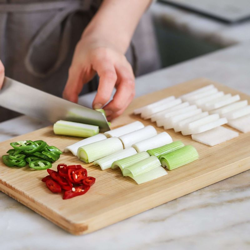 무는 사방 3센치로 나박썰기하고, 대파는 반으로 잘라 4센치 길이로 썰어주세요. 청고추와 홍고추는 어슷하게 썰어주세요.