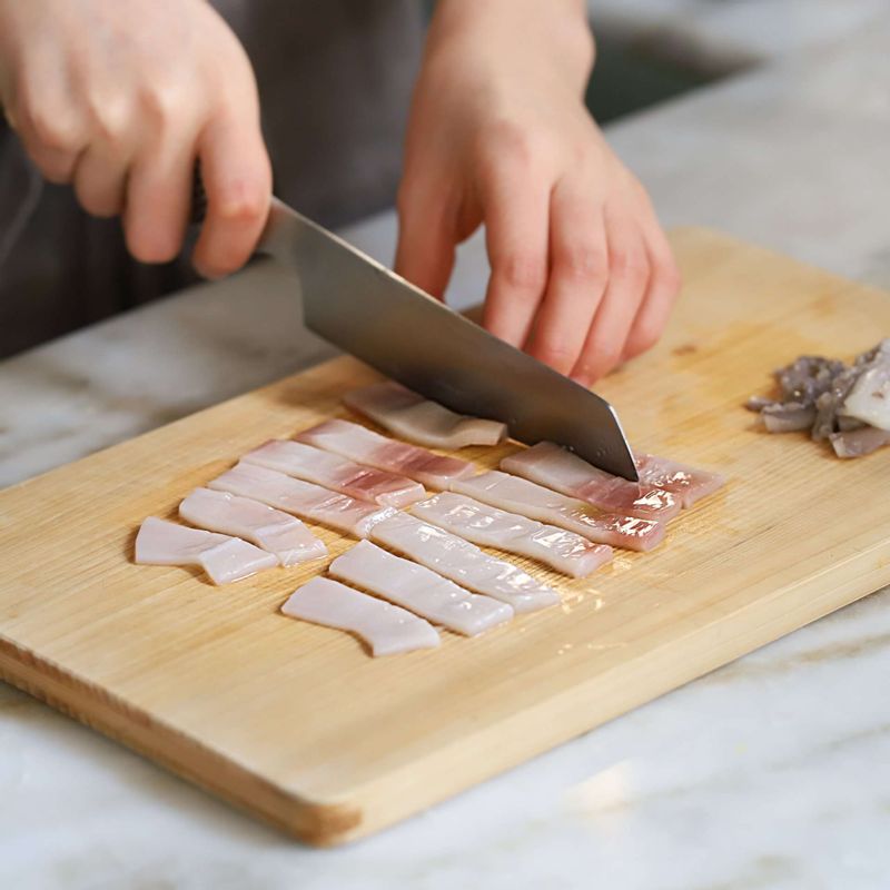 오징어는 껍질과 내장을 제거하고, 다리와 함께 먹기 좋은 크기로 잘라주세요.