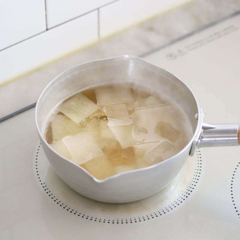 냄비에 다시마멸치육수와 무를 넣어 끓이다가, 무가 투명해지면 오징어와 양념 재료를 넣어 약 5분간 끓인 후 썰어 둔 채소를 넣어 한소끔 더 끓여주세요.