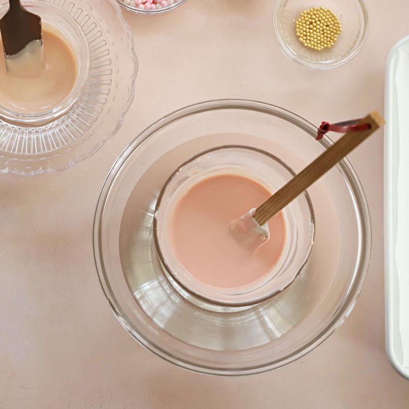 초콜릿을 담은 볼 보다 큰볼에 60도 이하의 따뜻한 물을 넣고, 초콜릿이 담긴 볼을 올려 저어주며 중탕으로 녹여주세요. 짤주머니도 중탕으로 녹여주세요. 초콜릿에 물이 들어가지 않도록 주의해서 저어주세요.
(Tip! 커버처초콜릿은 별도의 템퍼링 작업이 필요하기 때문에 간편한 코팅 초콜릿을 추천해요)