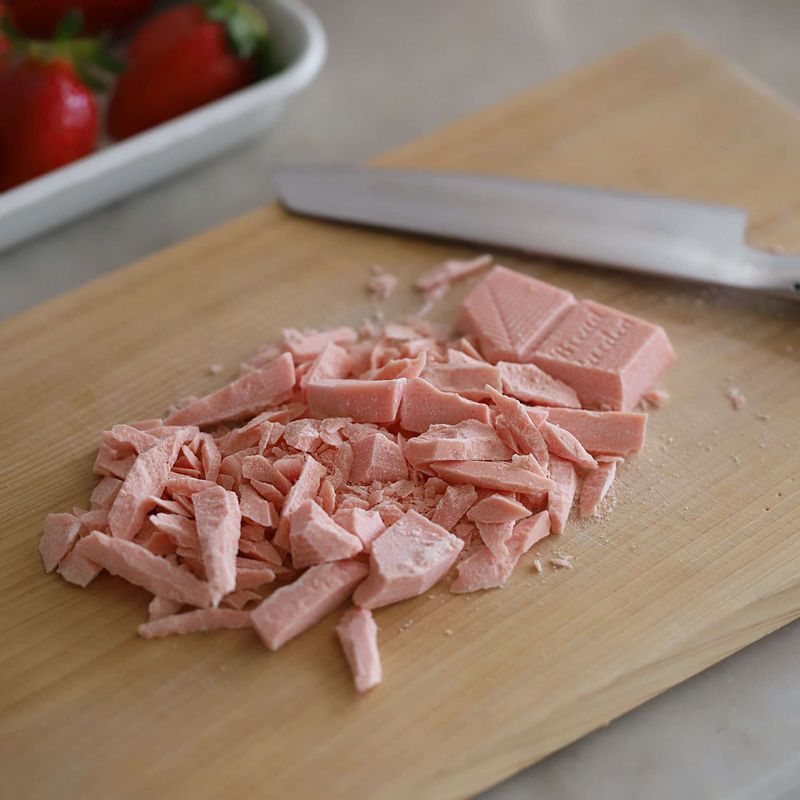 코팅 초콜릿을 잘게 잘라 볼에 핑크색(100g), 핑크색(100g)+화이트 초콜릿(1/2컵)을 각각 담아주세요. 남은 화이트 초콜릿은 짤주머니에 담아주세요.